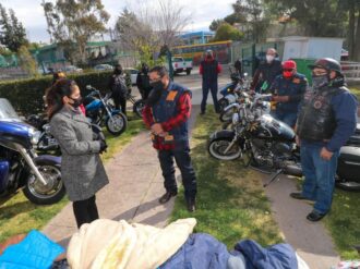 Moto Club “Confederados” entrega donativo de ropa invernal a SEDIF