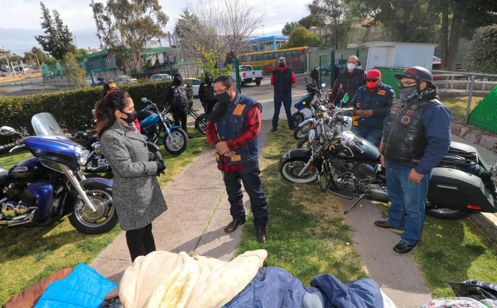 Moto Club “Confederados” entrega donativo de ropa invernal a SEDIF