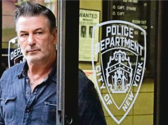 «Mentira» que no colabore con la investigación sobre la muerte de Halyna Hutchins: Alec Baldwin