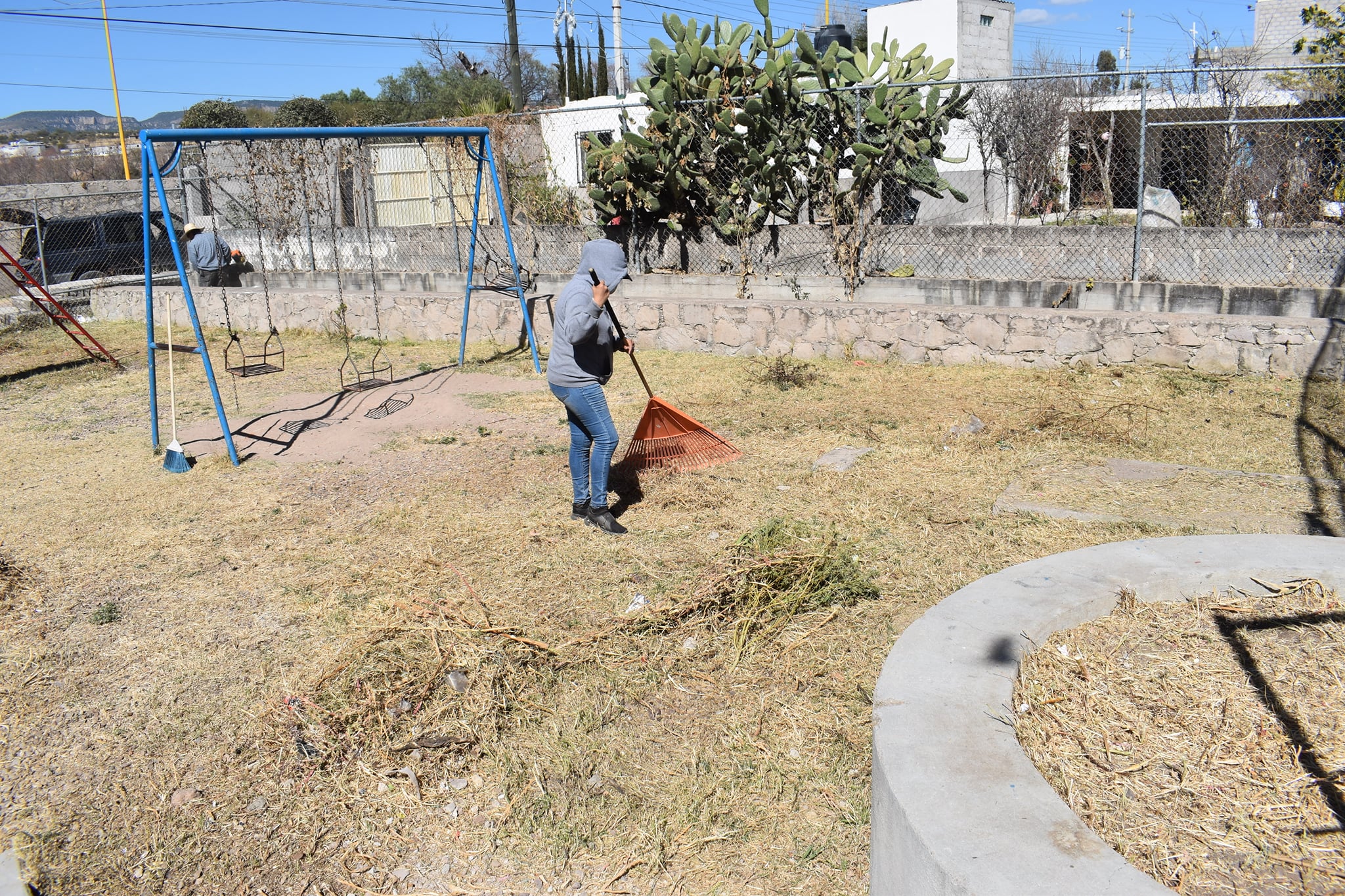 Limpian el parque de la colonia Francisco I. Madero