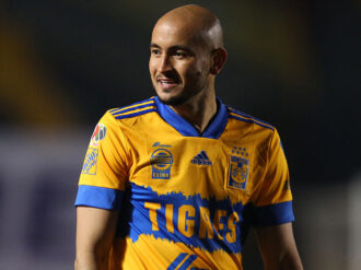 Pide perdón Carlos González por cantar el himno de Pumas