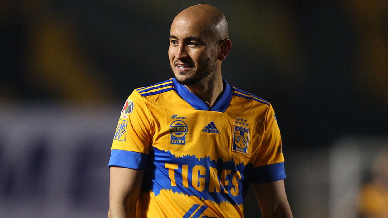 Pide perdón Carlos González por cantar el himno de Pumas