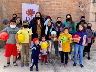 Reparten cobijas y regalos en comunidades de Jerez