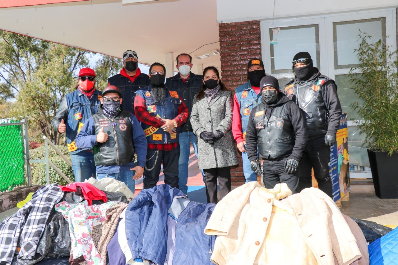 Concilio de Moto clubs regala ropa al SEDIF