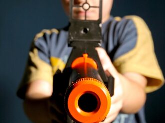 Proponen hasta 2 años de cárcel para quien venda juguetes bélicos