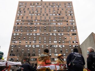 Incendio en edificio de NY deja 19 muertos, entre ellos 9 niños