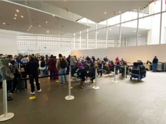 Habilitan mostradores emergentes en T2 del AICM para personas con vuelos cancelados o demorados