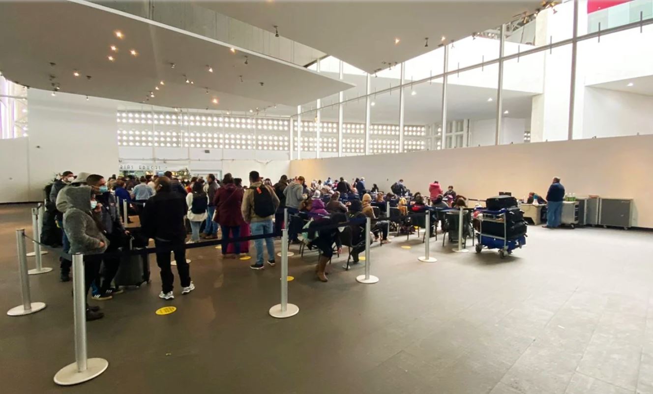 Habilitan mostradores emergentes en T2 del AICM para personas con vuelos cancelados o demorados