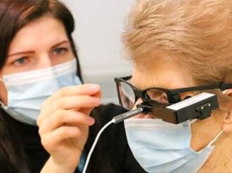 Mujer en Reino Unido recibe el primer implante de chip biónico en el ojo