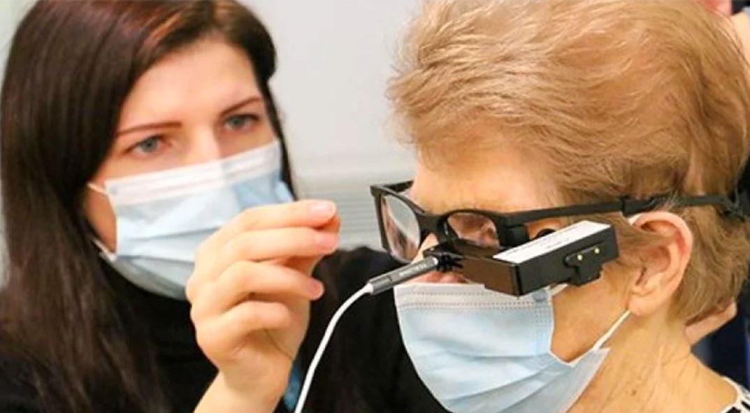Mujer en Reino Unido recibe el primer implante de chip biónico en el ojo