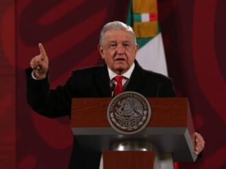 Llama AMLO a presentar denuncias en contra del historiador Pedro Salmerón