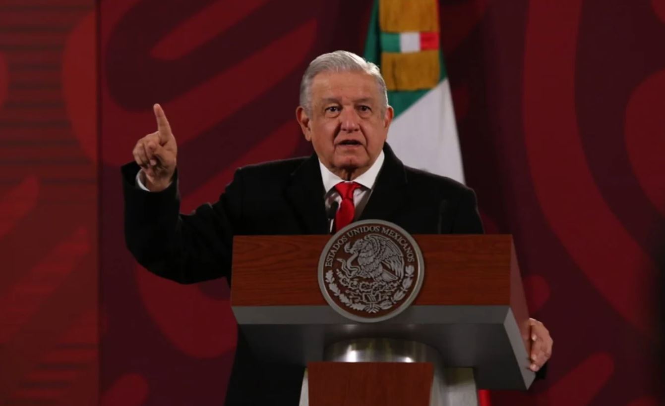 Llama AMLO a presentar denuncias en contra del historiador Pedro Salmerón