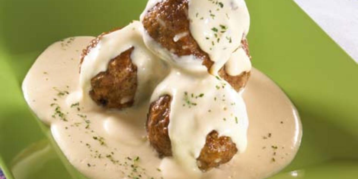 Albóndigas rellenas de queso con caldillo de tomate 