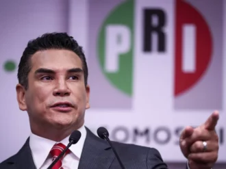 Enfrenta a priístas movimientos de AMLO en embajadas