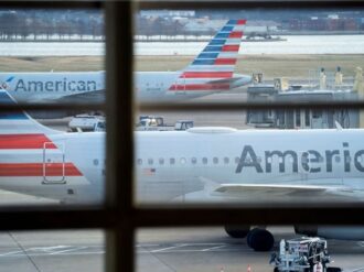 Pasajera que habría sido expulsada de vuelo por quitarse el cubrebocas, pide 10 mdd de indemnización