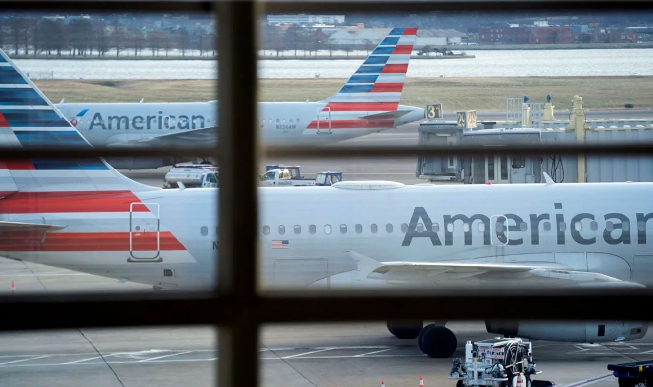 Pasajera que habría sido expulsada de vuelo por quitarse el cubrebocas, pide 10 mdd de indemnización