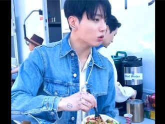 Se hace viral pronunciación de Jungkook de BTS al decir chipotle y restaurante cambia su nombre