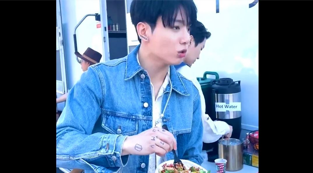 Se hace viral pronunciación de Jungkook de BTS al decir chipotle y restaurante cambia su nombre