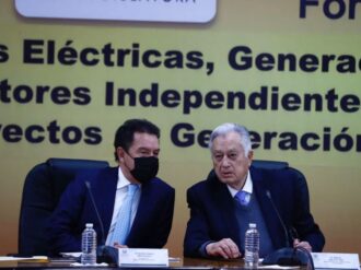 Sin privados ya habría apagones, dicen industriales; Bartlett revira, hay dinero para construir plantas