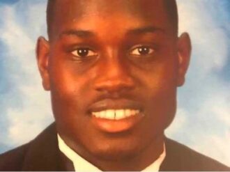 Dan cadena perpetua a 3 hombres blancos que mataron a joven afroamericano