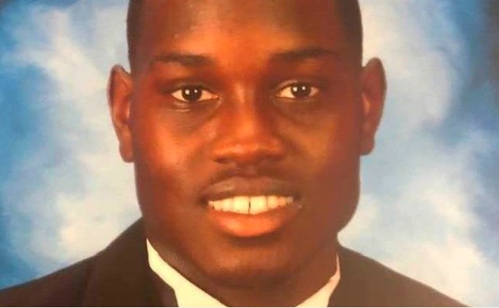 Dan cadena perpetua a 3 hombres blancos que mataron a joven afroamericano