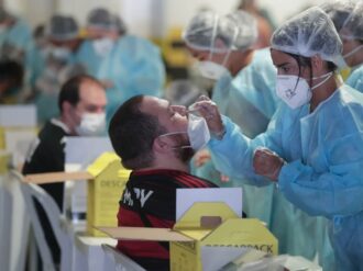 Nuevo récord de casos Covid en el mundo con 3.84 millones en un día