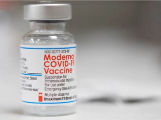 FDA de EU da aprobación total a vacuna de Moderna contra el Covid-19