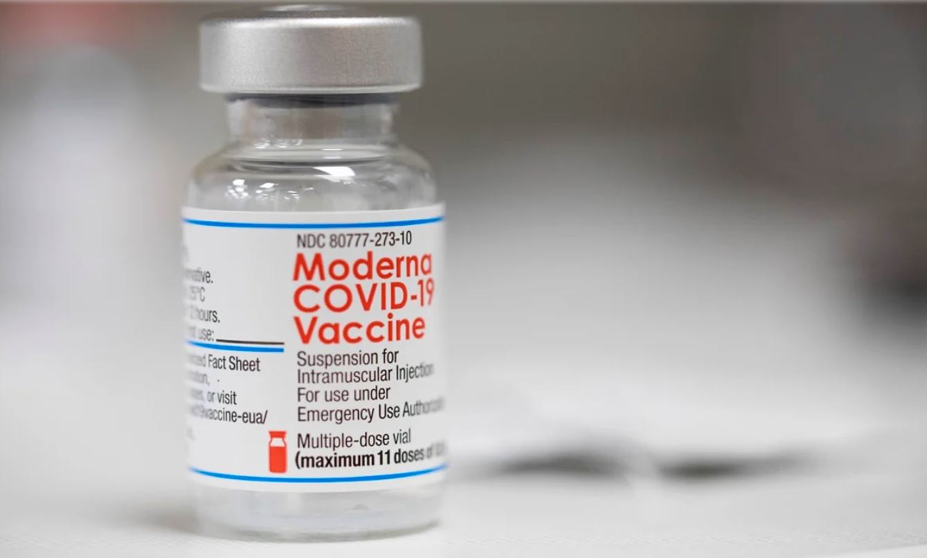 FDA de EU da aprobación total a vacuna de Moderna contra el Covid-19