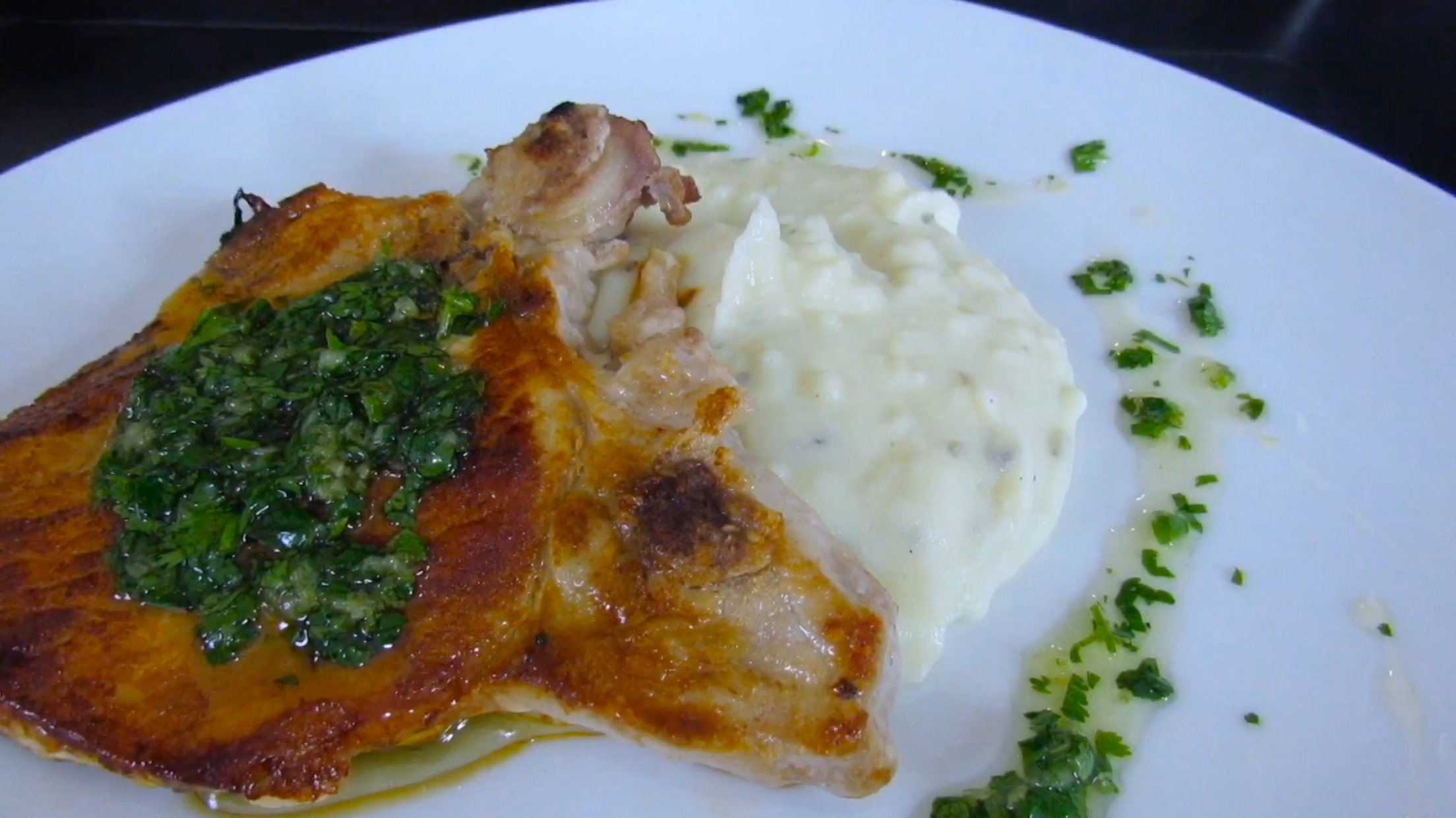Chuletas al mojo con cilantro