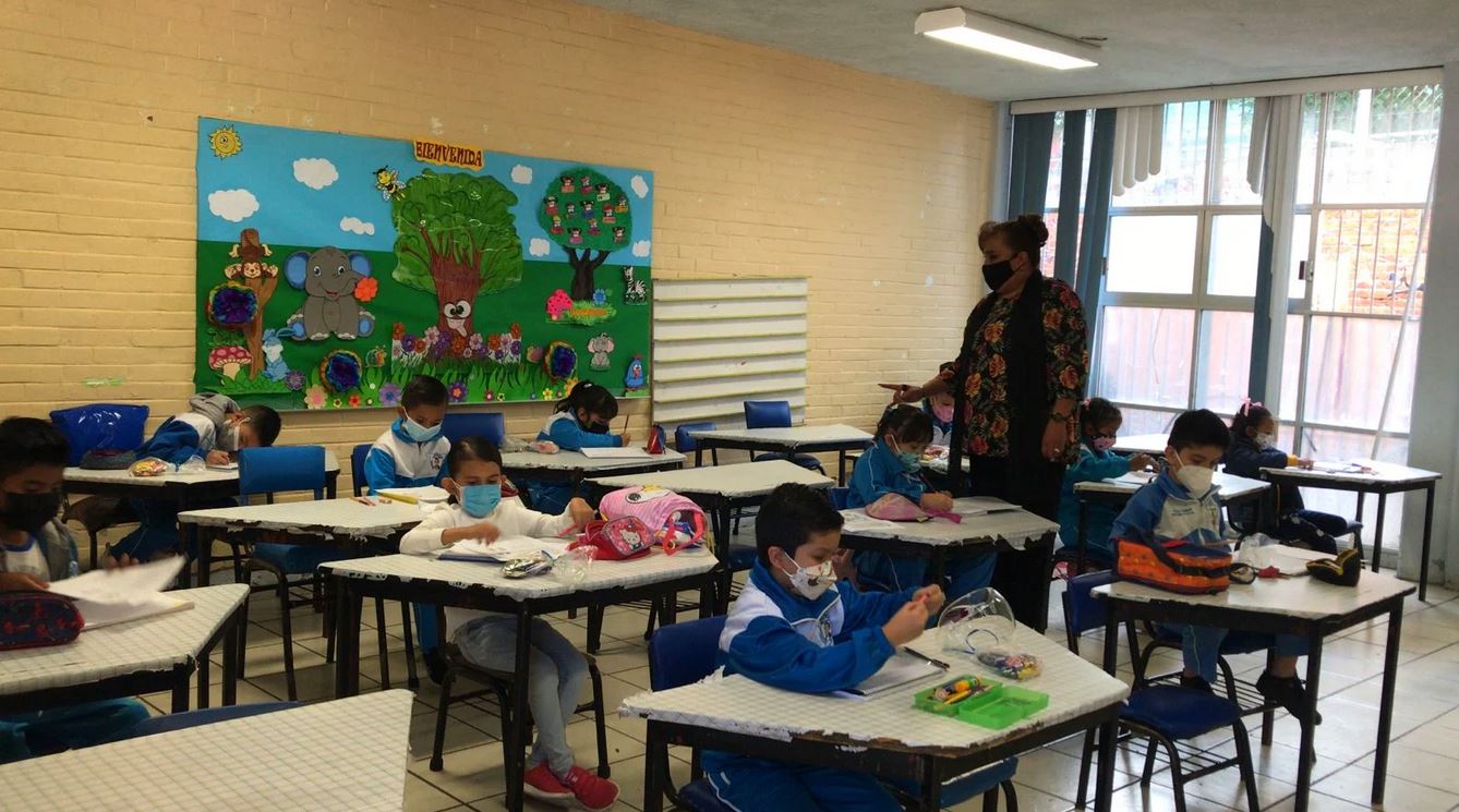 Suman 11 estados que posponen clases presenciales por ómicron