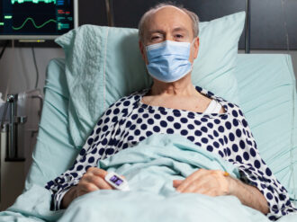 Alarma en EU aumento de casos y muertes en hogares de ancianos