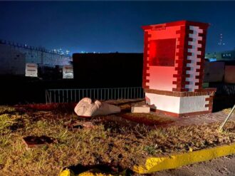 Estatua de AMLO en Atlacomulco inicia el 2022 en el piso y sin cabeza