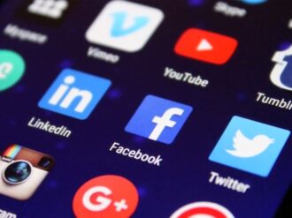 Madre demanda a empresas de Facebook por el suicidio de su hija de 11 años