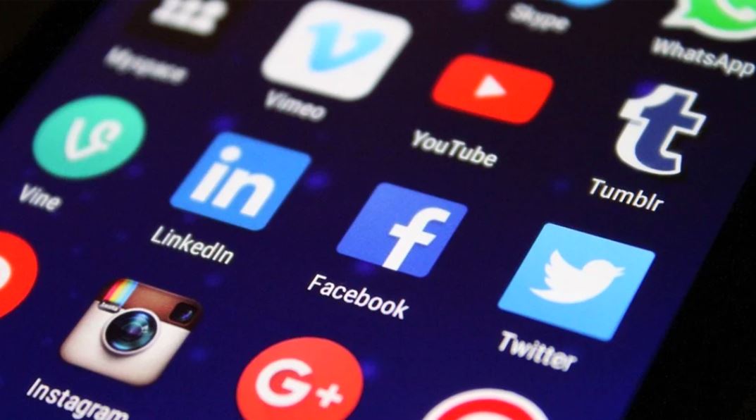 Madre demanda a empresas de Facebook por el suicidio de su hija de 11 años