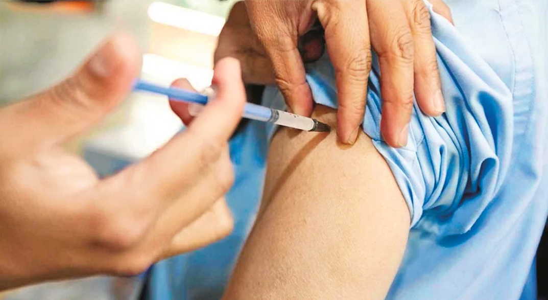 OMS: vacunas de refuerzo evitan en un 80% que ómicron provoque casos graves