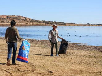 Limpian presa por llegada de aves migratorias