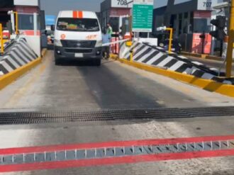 Chofer de combi se regresa para pagar caseta y no caer en poncha llantas