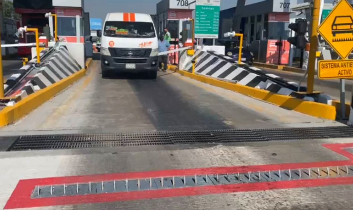 Chofer de combi se regresa para pagar caseta y no caer en poncha llantas