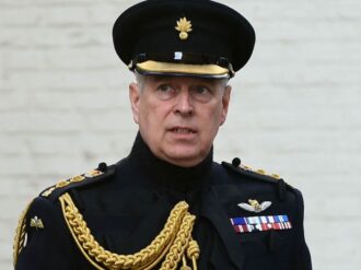 Príncipe Andrés renuncia a sus honores militares, en medio de acusación por agresión sexual