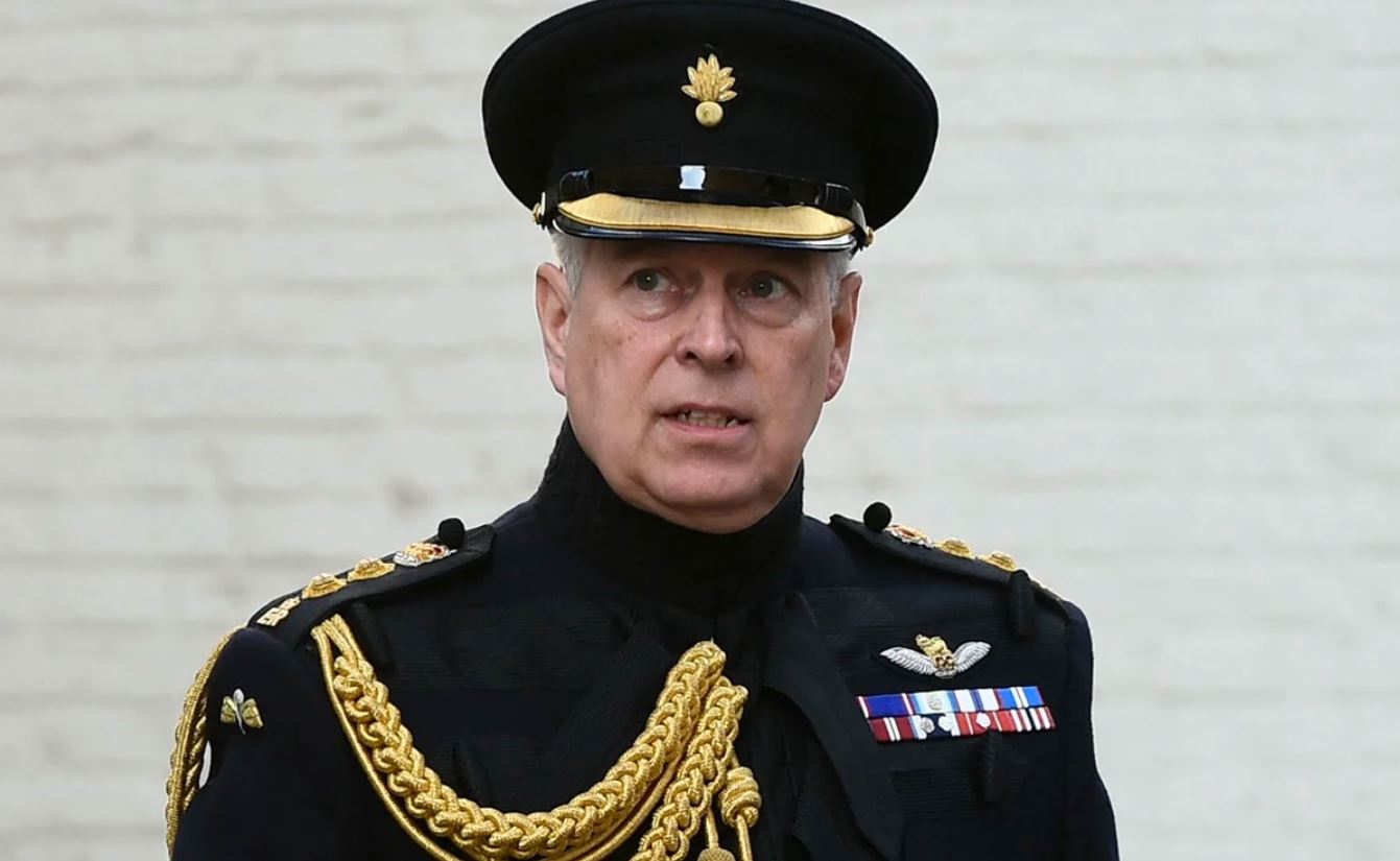 Príncipe Andrés renuncia a sus honores militares, en medio de acusación por agresión sexual