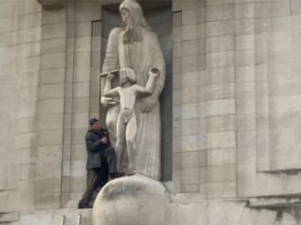 Hombre grita «pedófilo» y ataca estatua del polémico artista Eric Gill en Londres