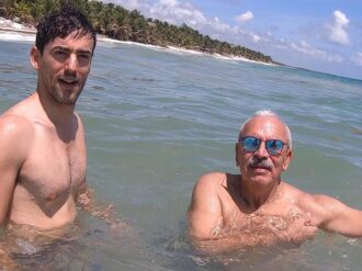 Luis Gerardo Méndez recuerda la muerte de su padre por Covid