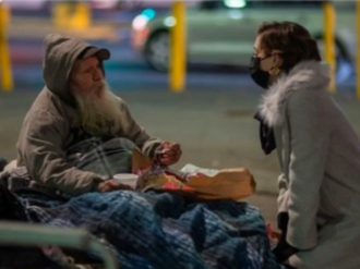 Ahora piden a Samuel y a Mariana «adoptar» a adultos mayores en situación de calle