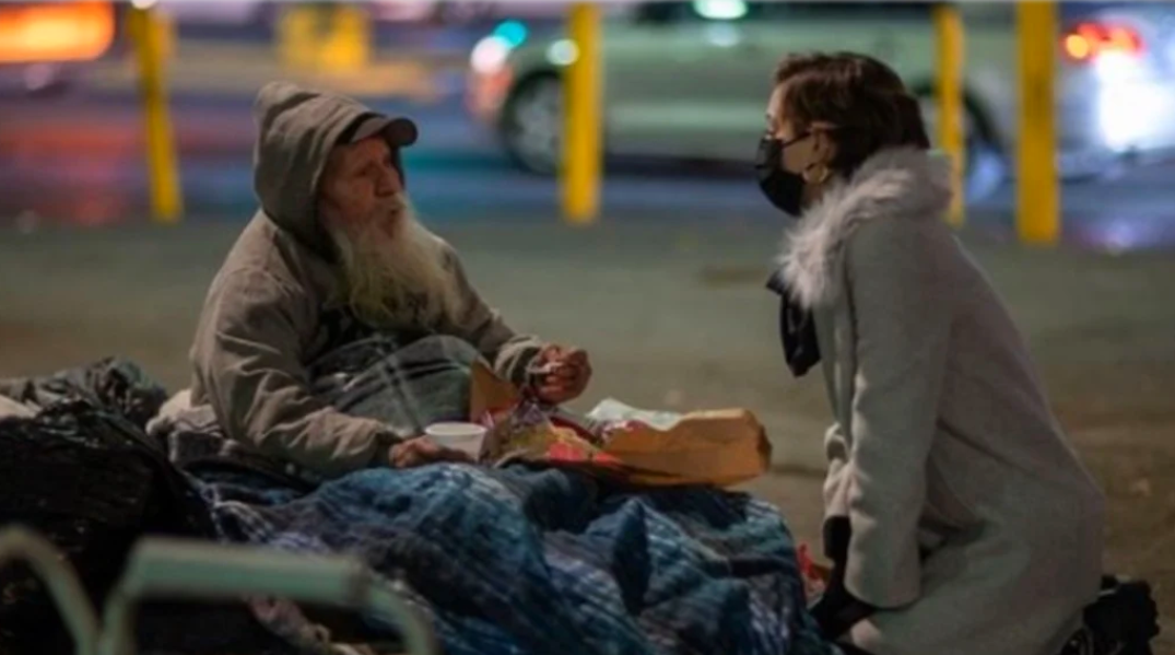 Ahora piden a Samuel y a Mariana «adoptar» a adultos mayores en situación de calle