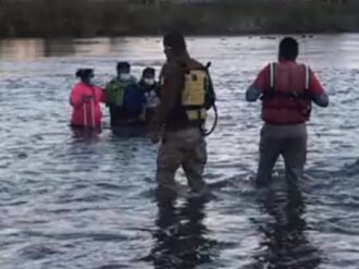 Grupo migrante queda varado a mitad del Río Bravo