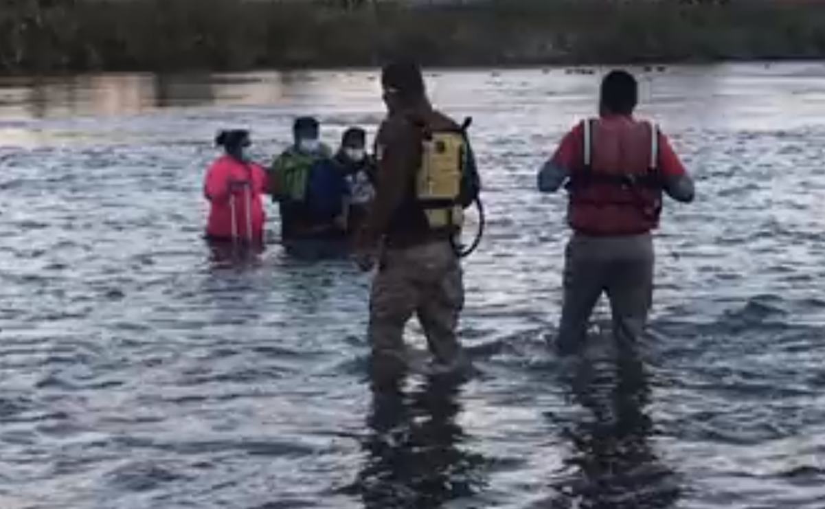 Grupo migrante queda varado a mitad del Río Bravo