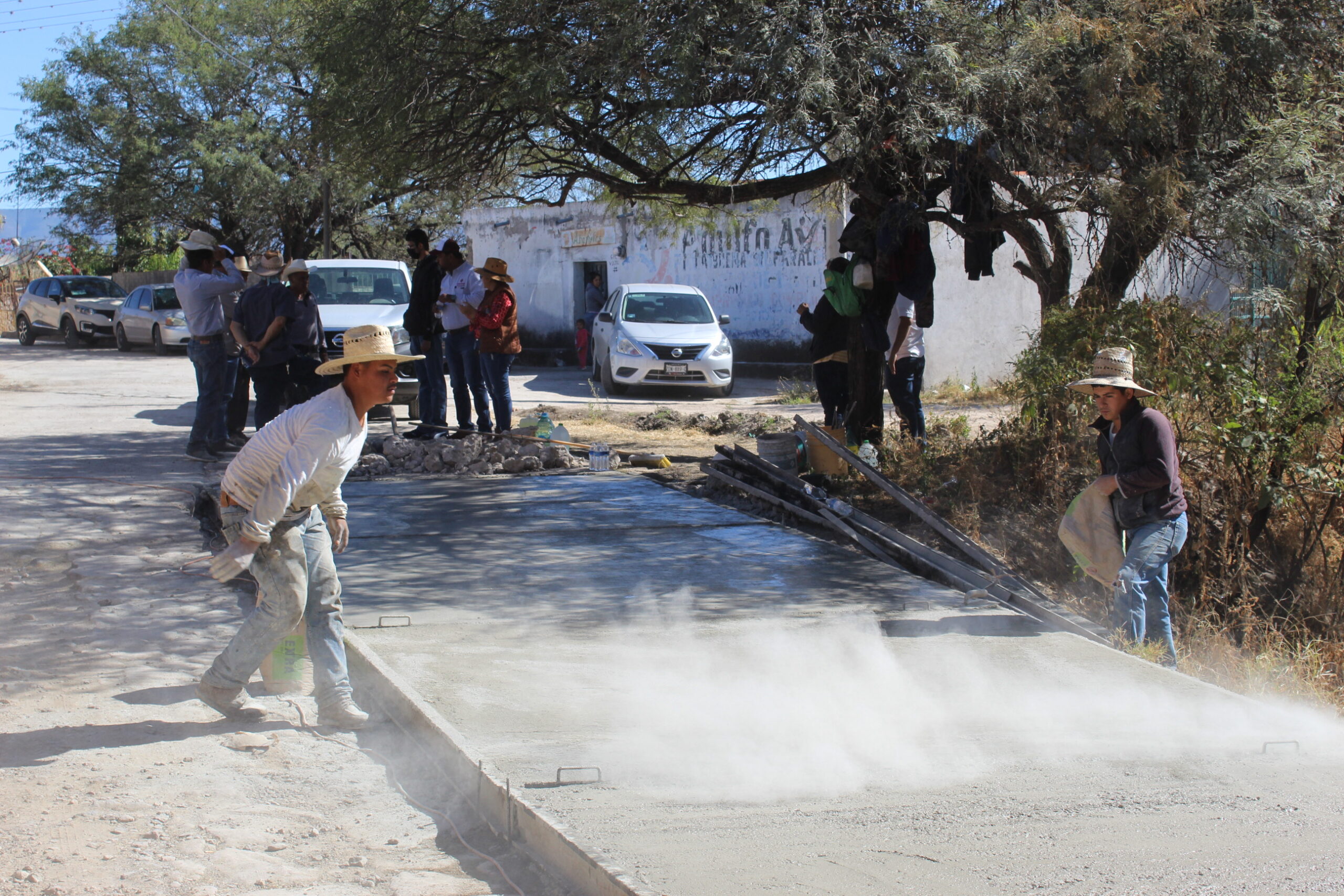 Pavimentan calle principal de Los Sauces