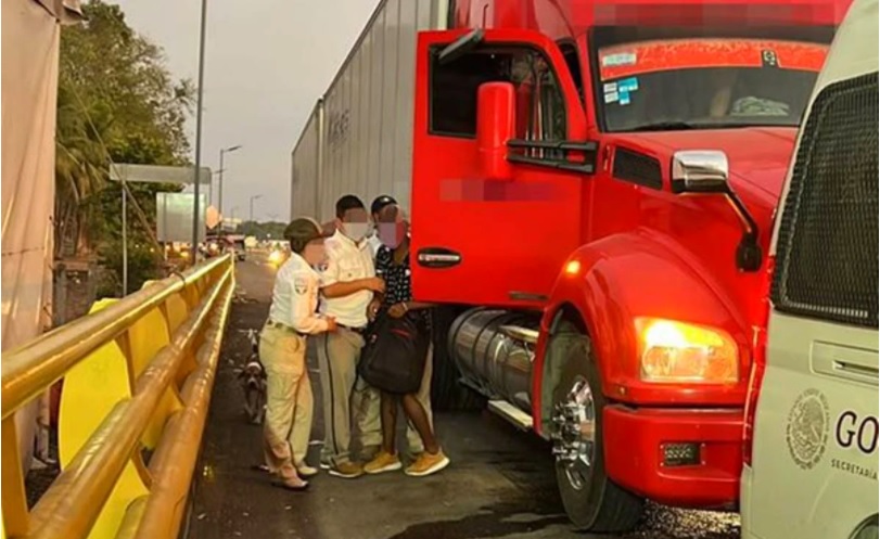 Localizan a 7 migrantes extranjeros en la cabina de un tráiler en Chiapas