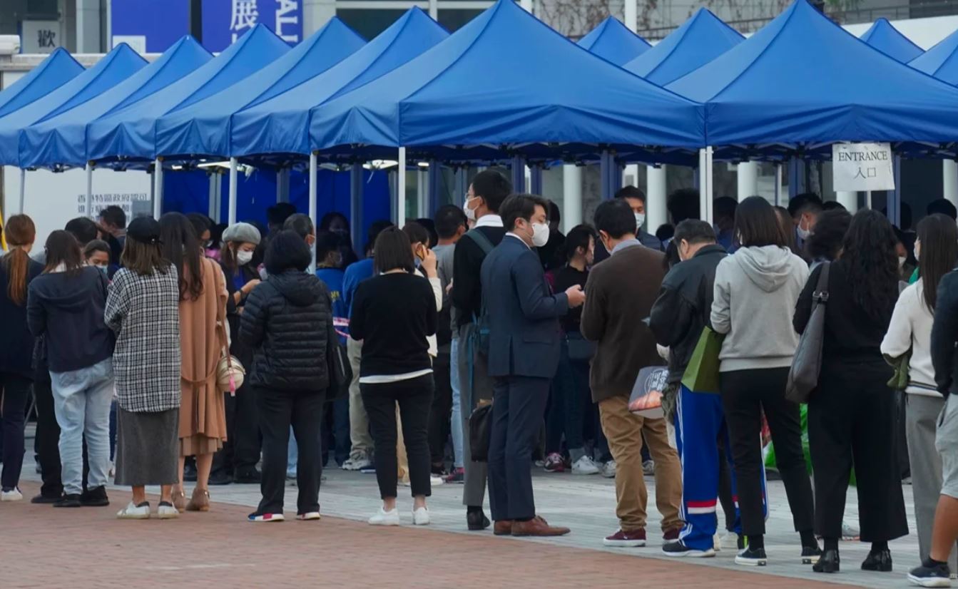 Muertes por Covid siguen bajando pese al «tsunami ómicron»: OMS