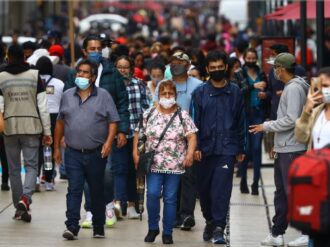 Vacunas, variantes y fatiga pandémica, así fue el año que dejamos atrás